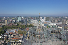 900658 Gezicht op de spits van de Domtoren te Utrecht tijdens de restauratie, uit het oosten. Op de achtergrond het ...